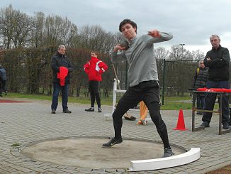 Eddie im Kugelstoß